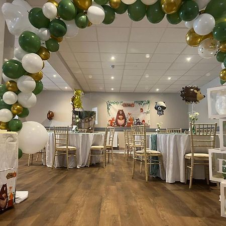 The Black Lion Royal Hotel Lampeter Esterno foto