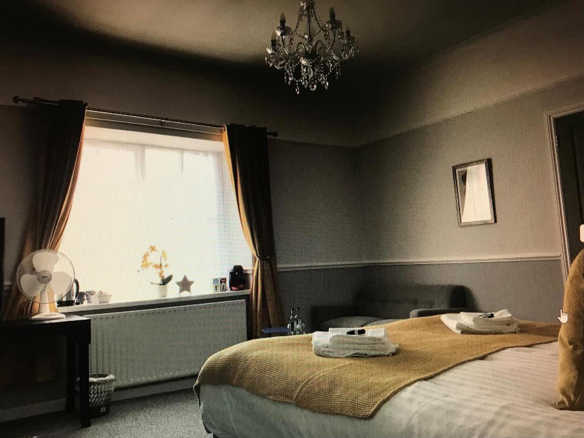 The Black Lion Royal Hotel Lampeter Esterno foto