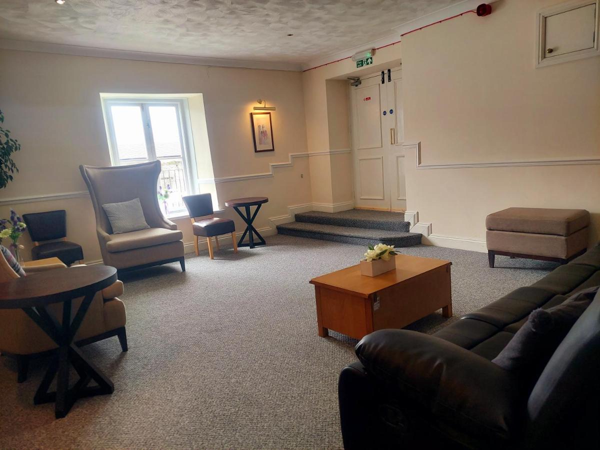 The Black Lion Royal Hotel Lampeter Esterno foto