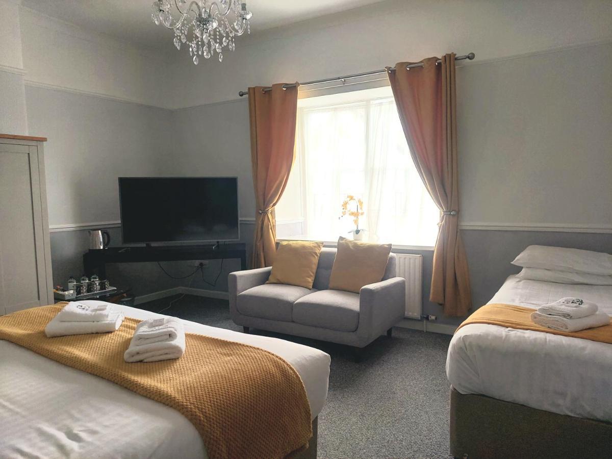 The Black Lion Royal Hotel Lampeter Esterno foto