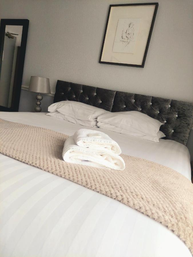 The Black Lion Royal Hotel Lampeter Esterno foto
