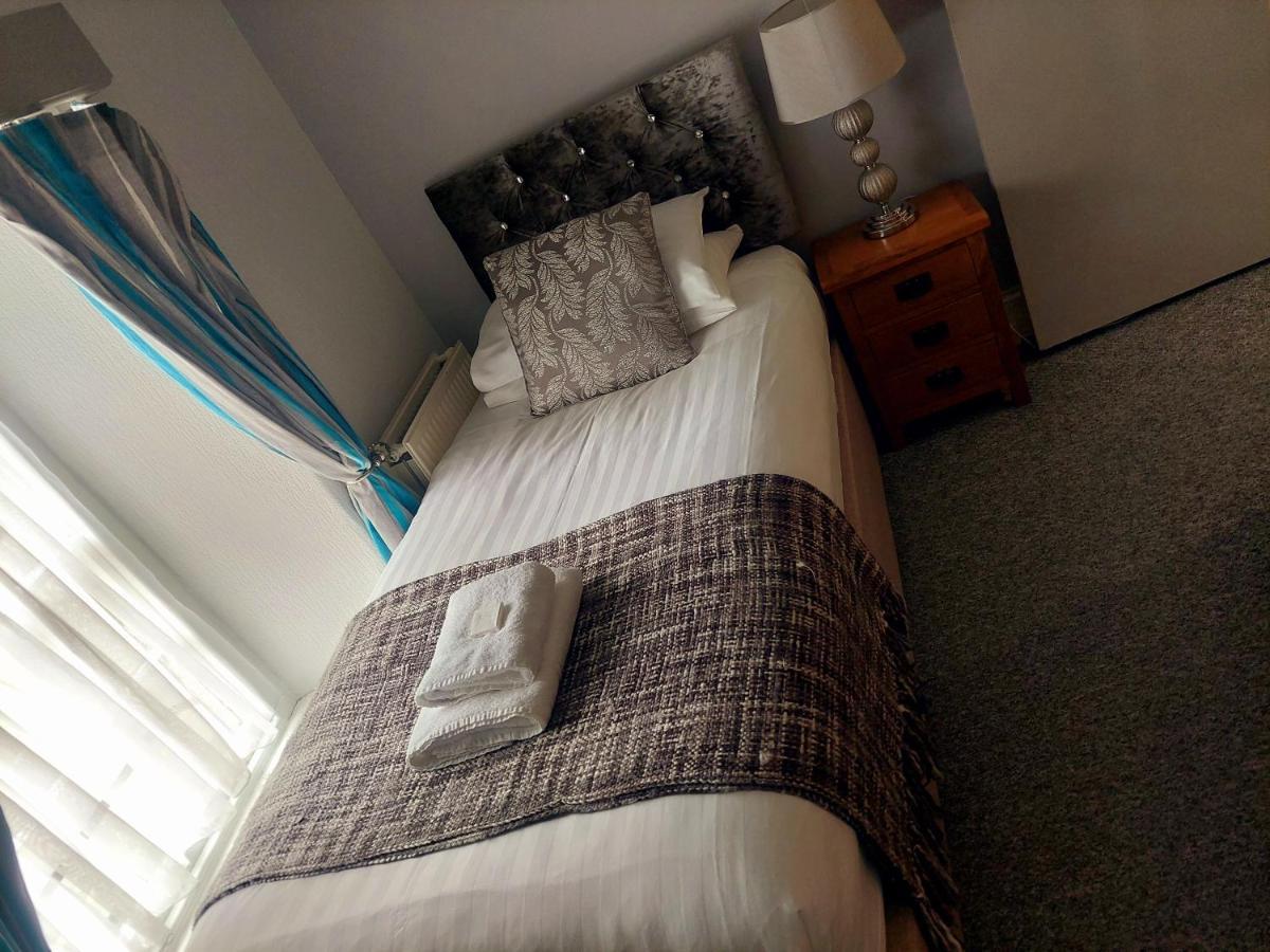 The Black Lion Royal Hotel Lampeter Esterno foto