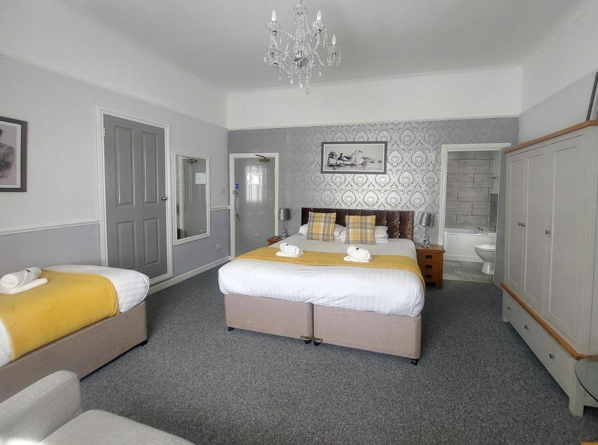 The Black Lion Royal Hotel Lampeter Esterno foto