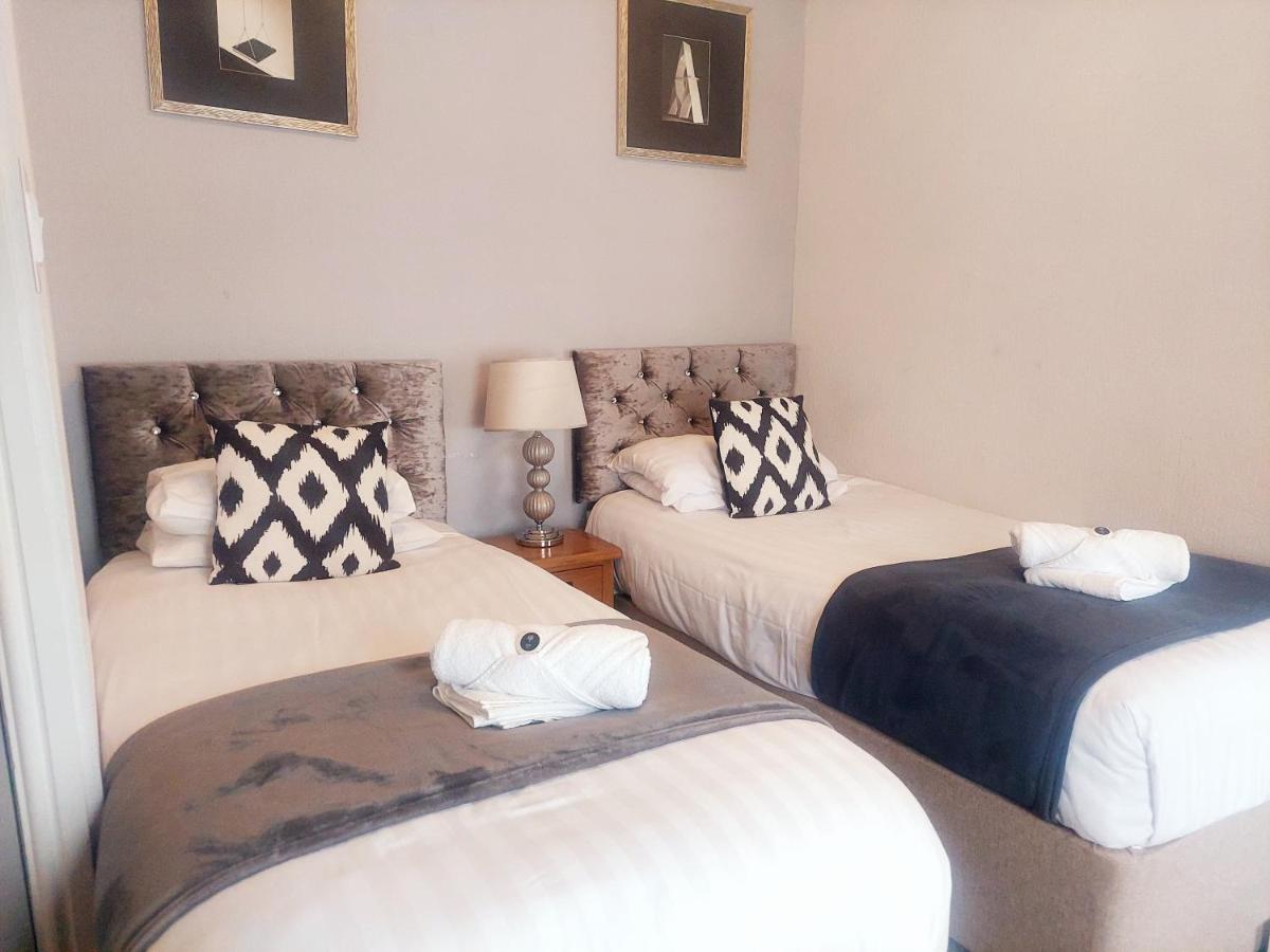The Black Lion Royal Hotel Lampeter Esterno foto