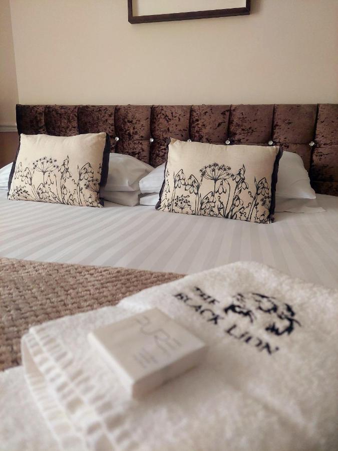 The Black Lion Royal Hotel Lampeter Esterno foto