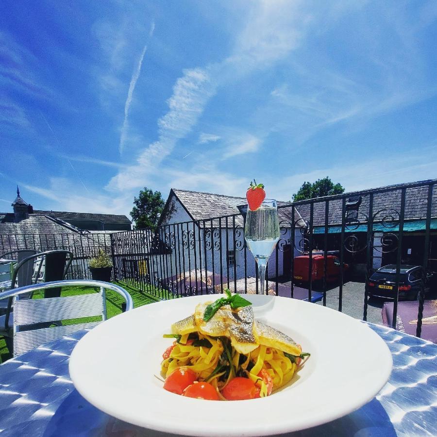 The Black Lion Royal Hotel Lampeter Esterno foto