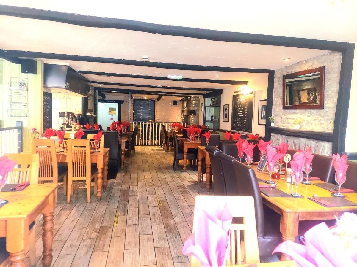 The Black Lion Royal Hotel Lampeter Esterno foto