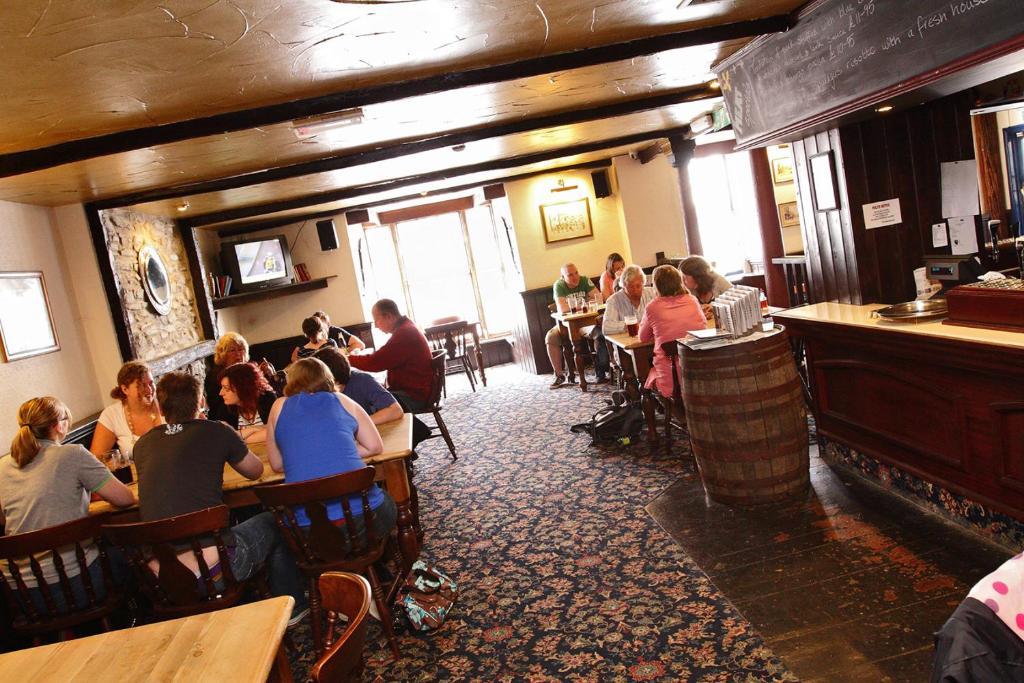 The Black Lion Royal Hotel Lampeter Esterno foto