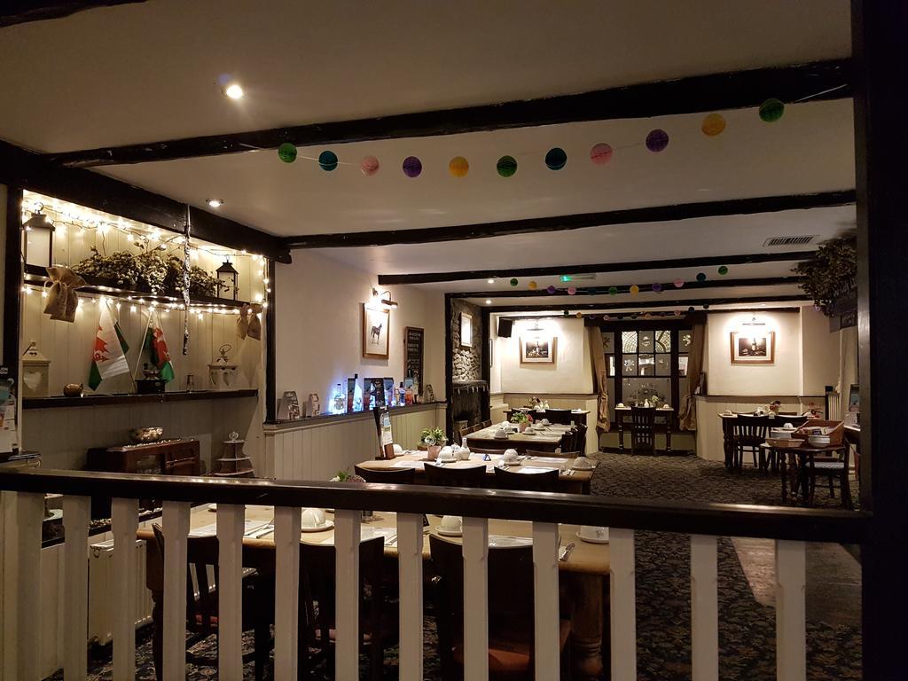 The Black Lion Royal Hotel Lampeter Esterno foto